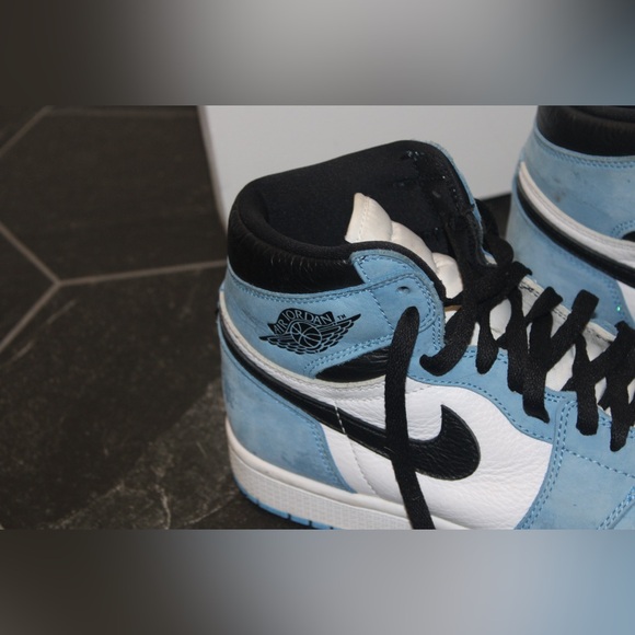 Air Jordan 1 Retro High OG “University Blue” | Men’s Size 9 - Picture 4 of 8